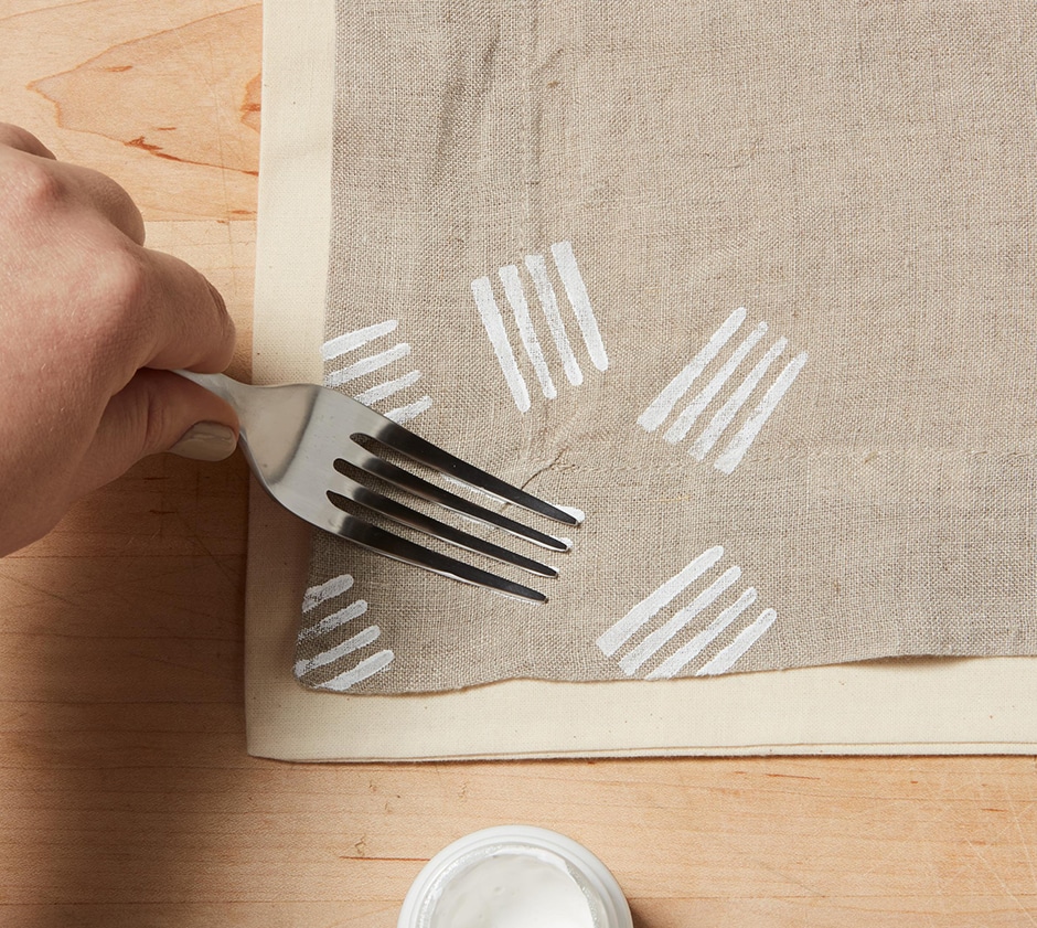 using fork to paint pattern on napkin