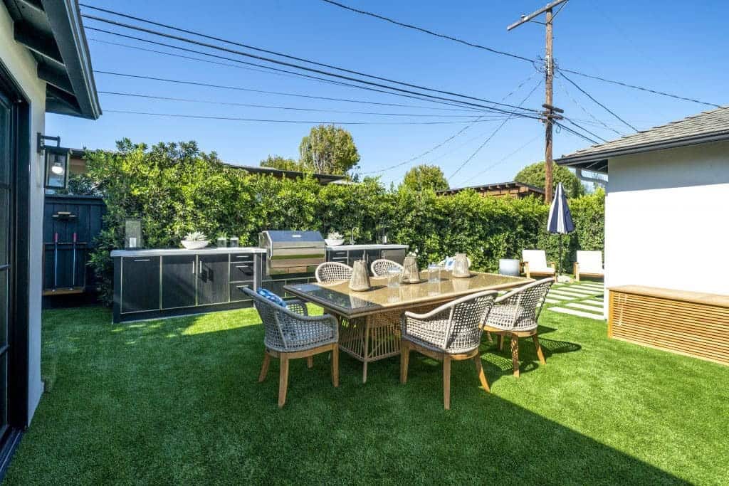outdoor-patio-dining-setup