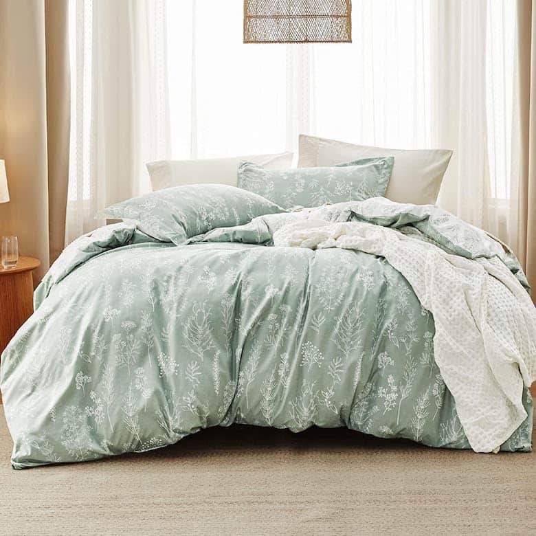 The queen comforter with 50K+ five-star ratings at  is $22 - TheStreet