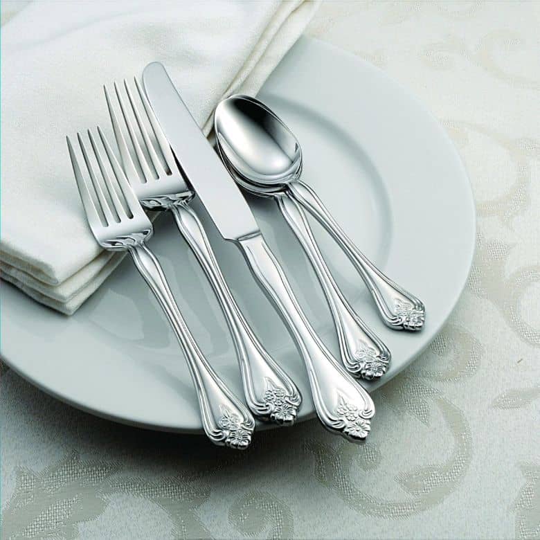 Oneida 45 Piece Flatware Set