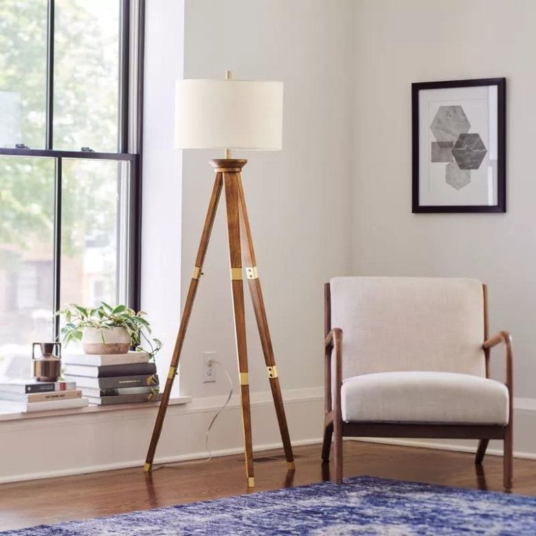 Tripod floor lamp