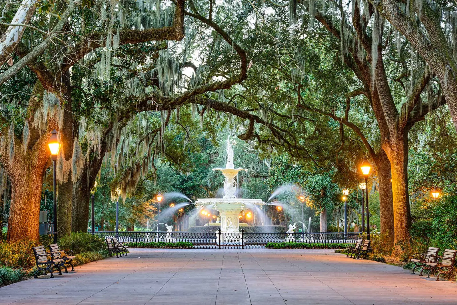 savannah georgia walkway with fountain