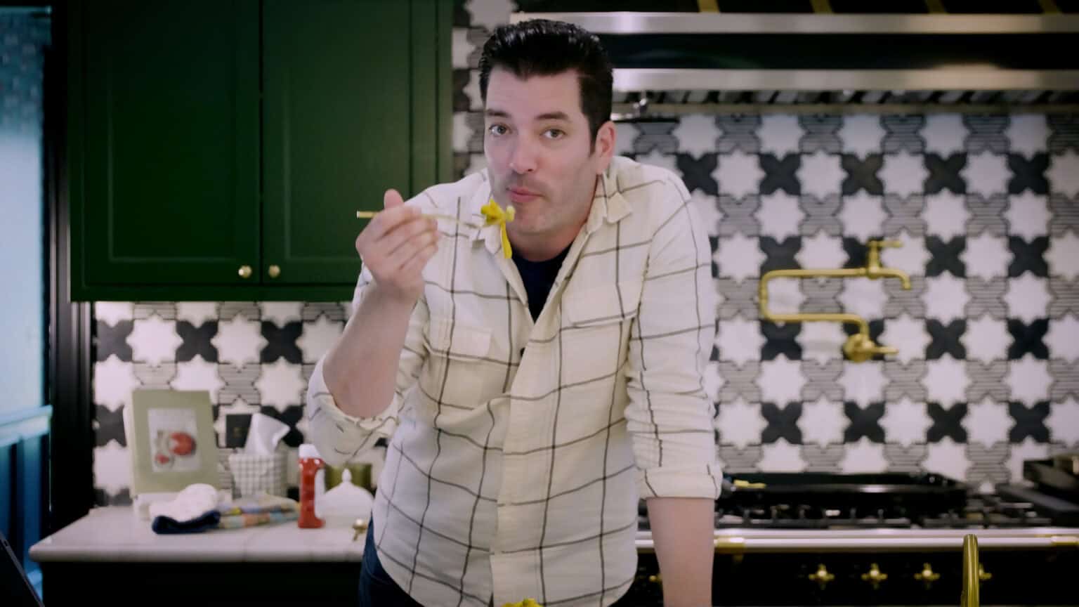 Jonathan Scott Cooks Matty Matheson's Hot Dog Poutine