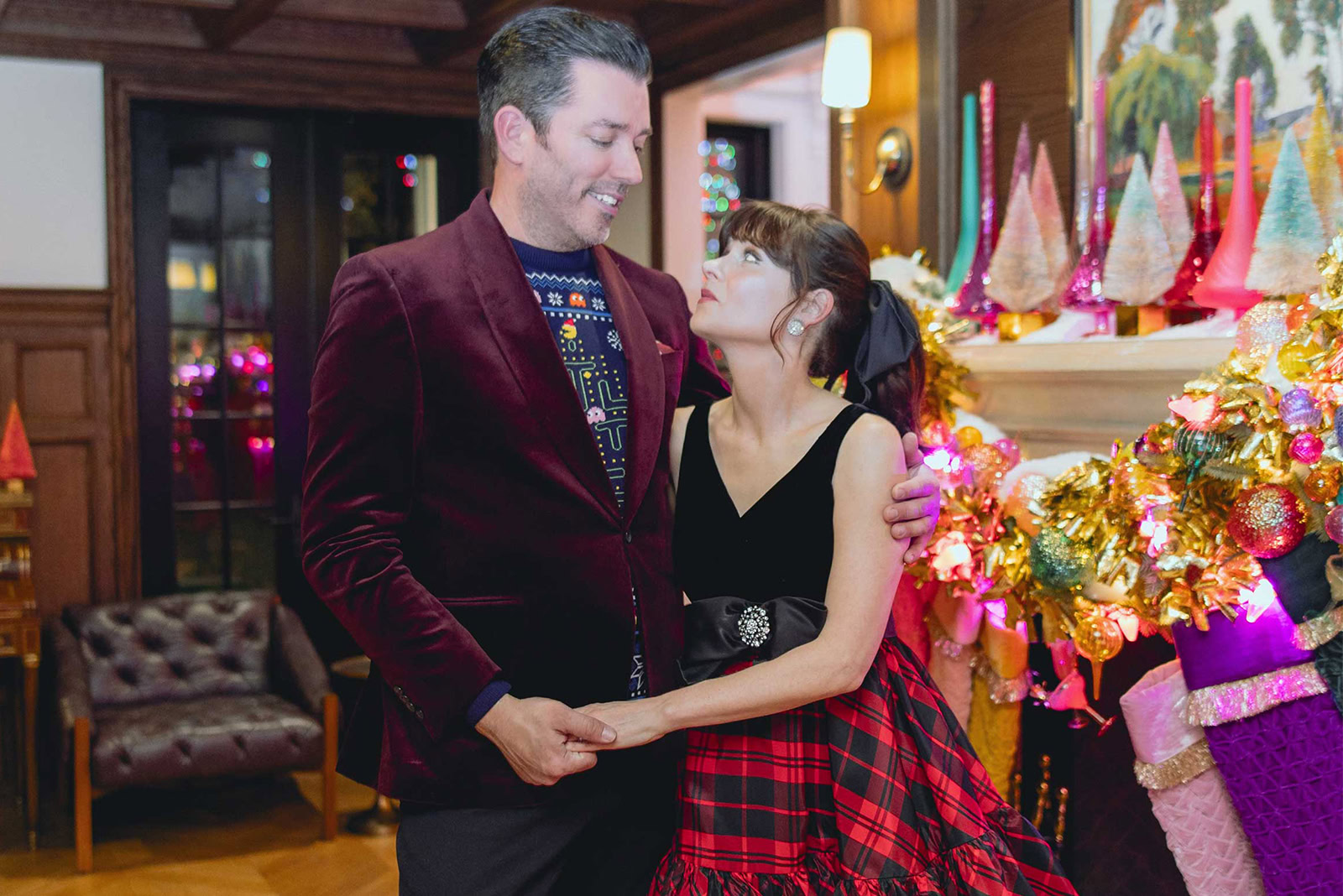 See Jonathan and Zooey’s Christmas Decorations at Their House