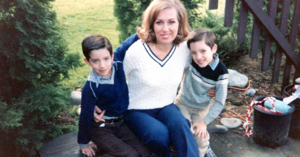 drew scott and jonathan scott posing with their mom as kids, mother's day gift guide 2025