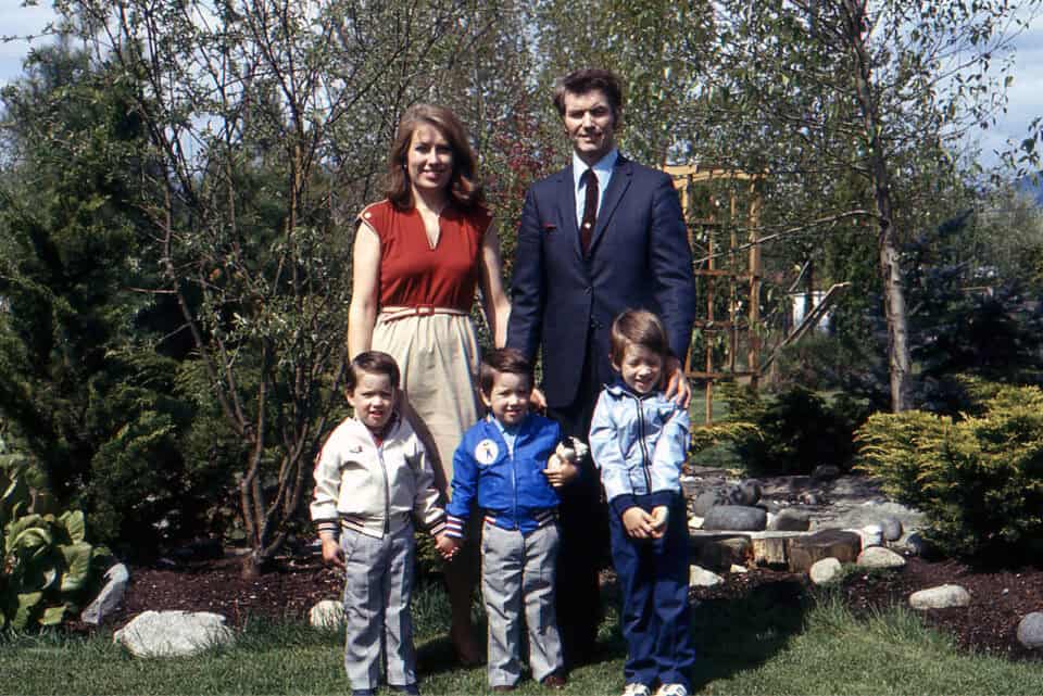 drew and jonathan scott with their mom joanne and dad jim and brother jd