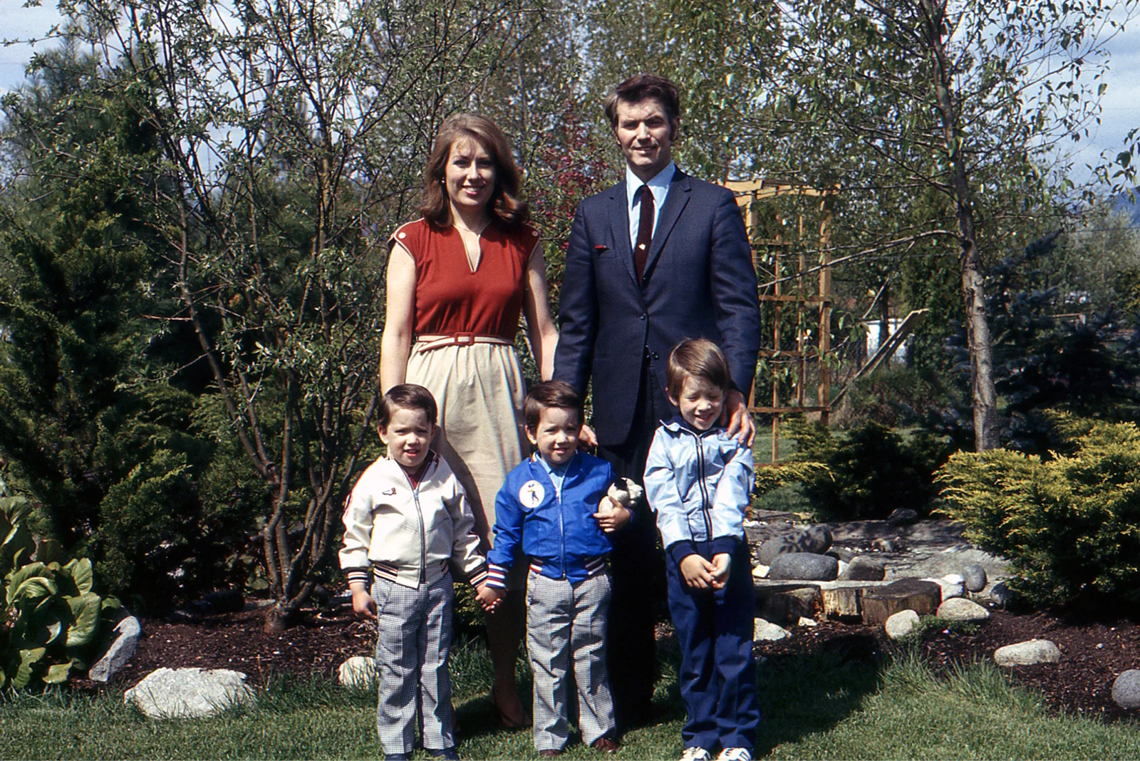 drew and jonathan scott with their mom joanne and dad jim and brother jd